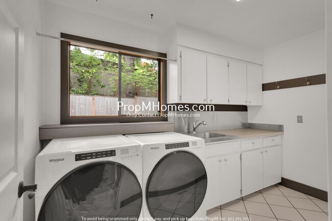 Building Photo - Sleek + Stylish Four Bedroom Escape in Palisades! DEPOSIT SPECIAL