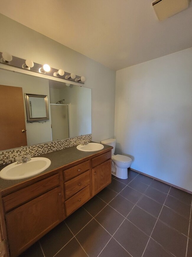 Building Photo - 3 bedroom home with 2 car garage built in ...