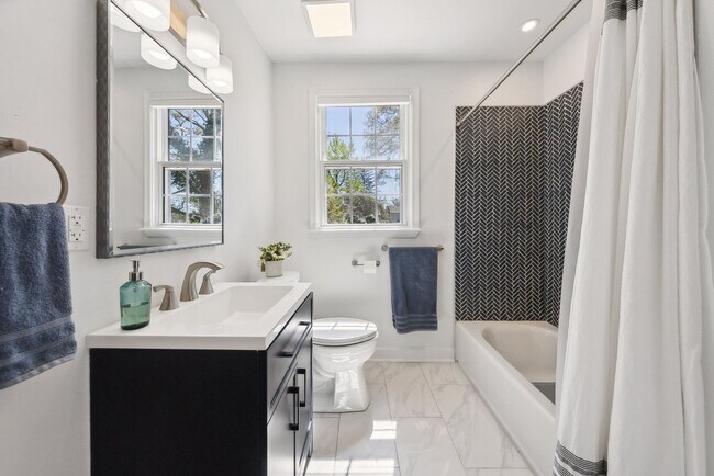 Building Photo - Spacious & Renovated Rental Home on Oversi...