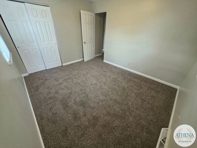 Building Photo - 3 Bedroom / 1 Bath House - SIZABLE YARD & W/D INCLUDED