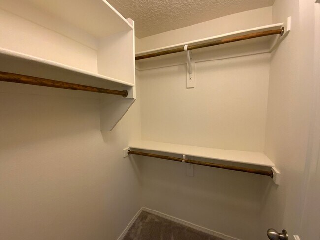 Building Photo - 4 Bedroom Home Available Near Golf Course ...