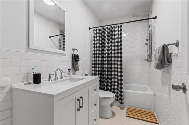 Building Photo - Renovated 3-bed, 2.5-bath house in Heart o...