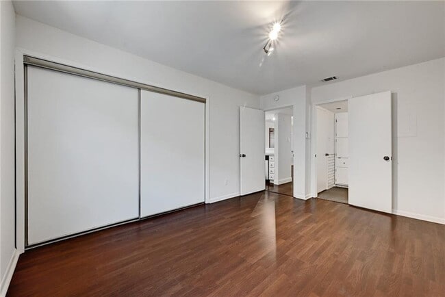 Building Photo - 2104 Cullen Ave