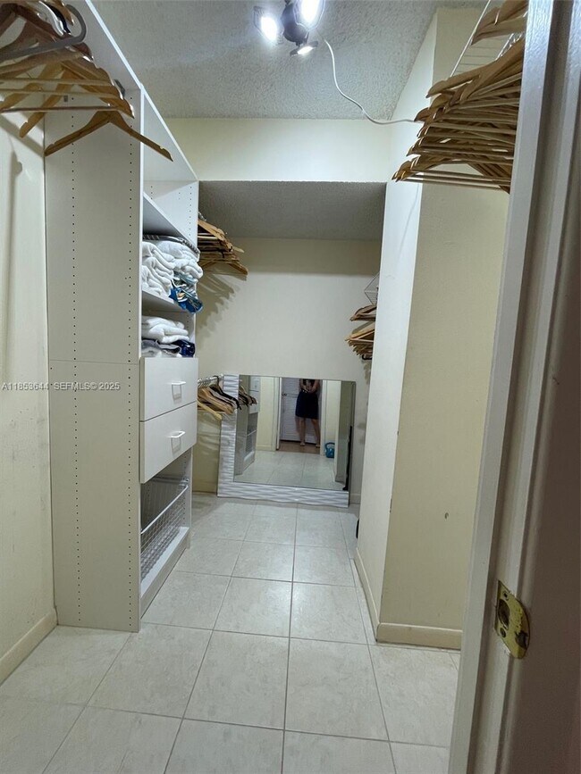 Building Photo - 2500 Parkview Dr