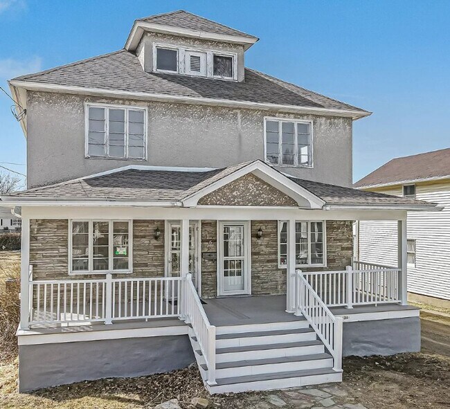 Building Photo - Newly renovated 6-bedroom, 2-bath single-family home - OPEN HOUSE - Saturday, August 1st @ 12noon