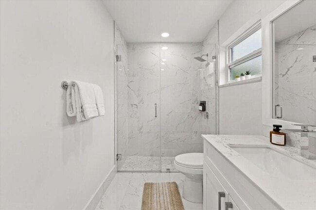 Building Photo - 5136 Beechwood Rd