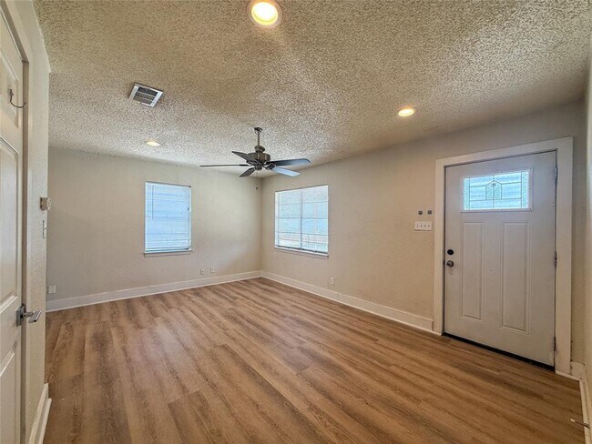 Building Photo - 1412 Vargas Rd
