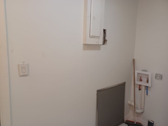 Building Photo - PRICE REDUCED! Newly Remodeled Stunning 4 ...