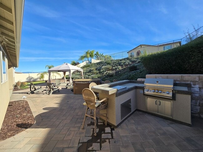 Building Photo - Spacious Woodcrest Single Story