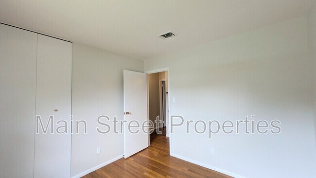 Building Photo - 2117 Pullman Cir
