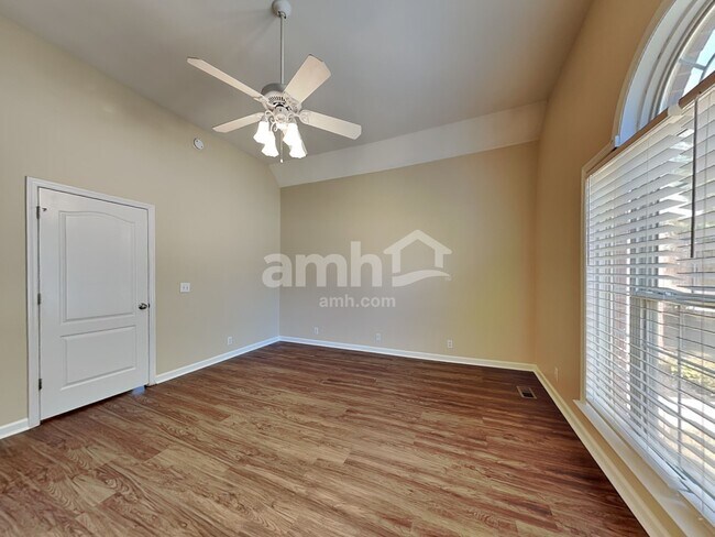 Building Photo - 4002 Greentree Ct