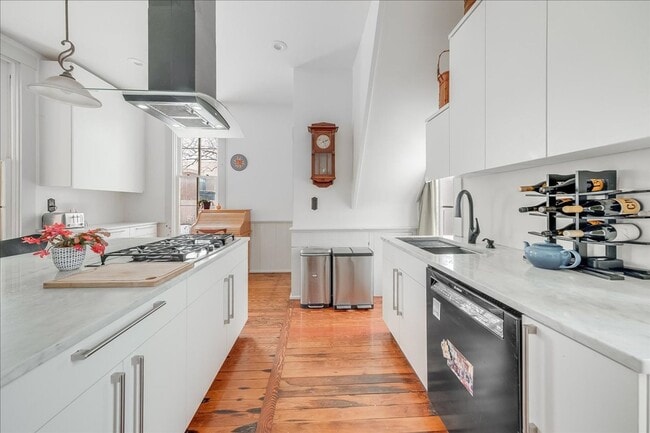 Building Photo - Historic, Character-Rich House - 3 Bed, 3 Bath (2 Full, 2 Half)