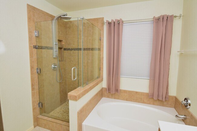 Building Photo - Bright & Open SE Tucson 3 Bed 2 Bath with ...