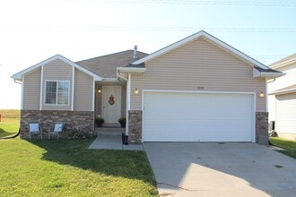Building Photo - Great Home Close to New Schools and the Fallbrook YMCA