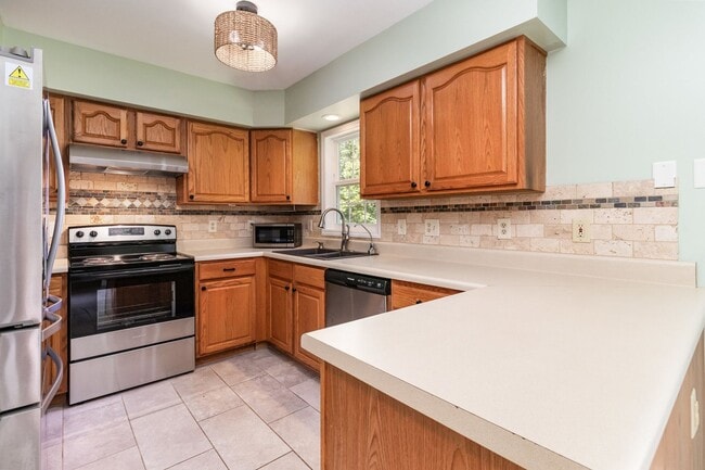 Building Photo - Private 5.7-Acre Lake Retreat – 3-Bed Esta...