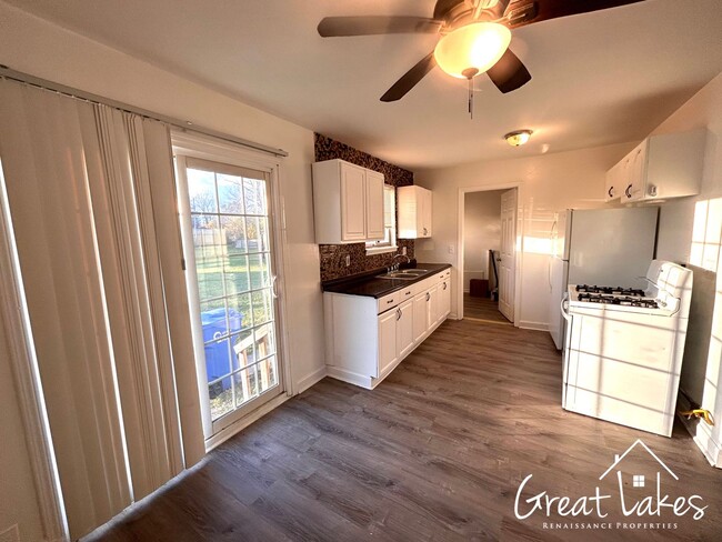 Building Photo - $200 OFF FIRST MONTH'S RENT - Lovely 3 Bed...