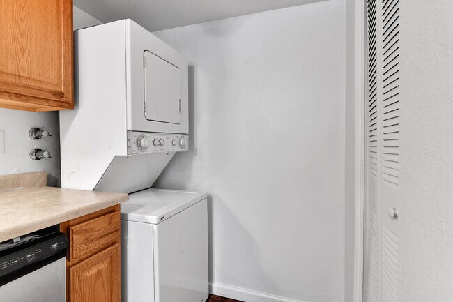 Building Photo - $1,540.95.95- 2 Bed, 1 Bath Condo in Aurora with Central AC and in Unit Laundry!