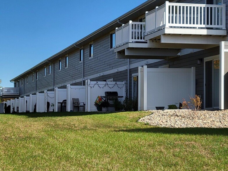 Building Photo - Fox Run Townhomes