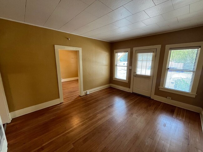 Building Photo - Historic Downtown Bend 1 Bed/1 Bath Unit - Harriman Street