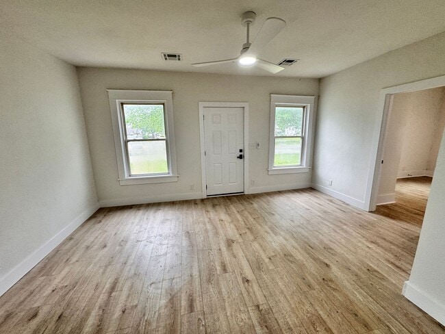 Building Photo - Freshly remodeled duplex available for rent!