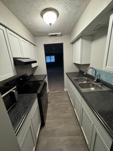 Building Photo - 4123 Regentview St NE