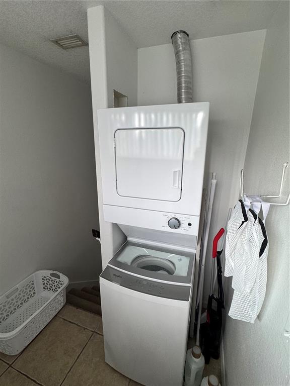 Building Photo - 3063 St Clair Ave