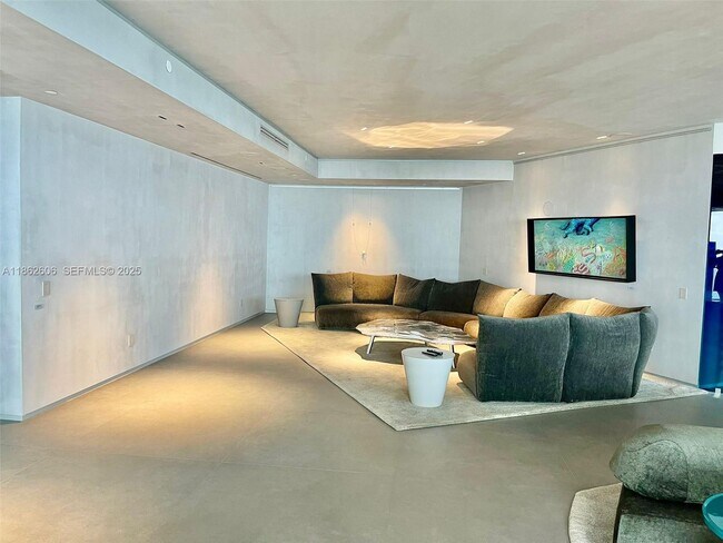 Building Photo - 18555 Collins Ave