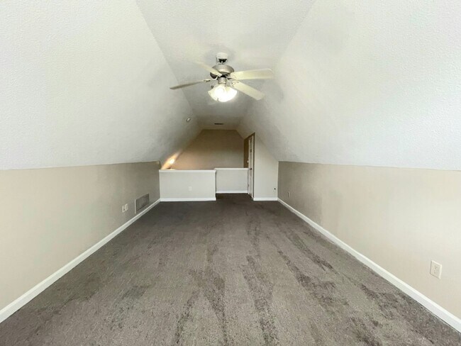 Building Photo - Alexander crossing