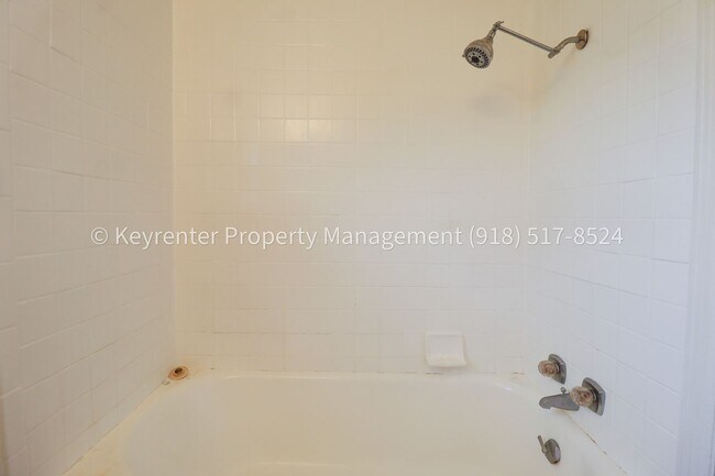 Building Photo - Beautifully Redone 1 Bedroom Duplex! Available for Immediate Move in!