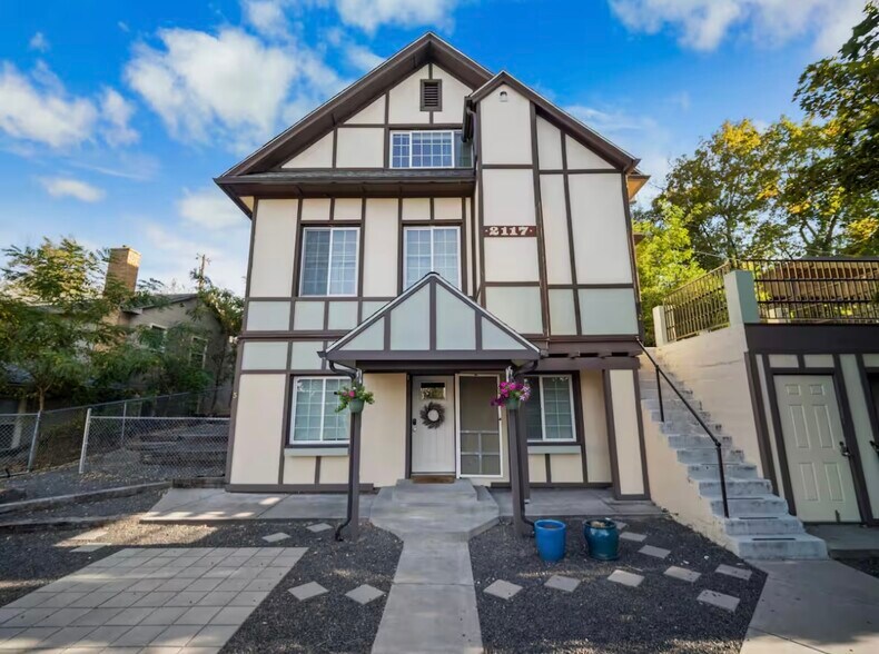 Building Photo - 2117 W Riverside Ave