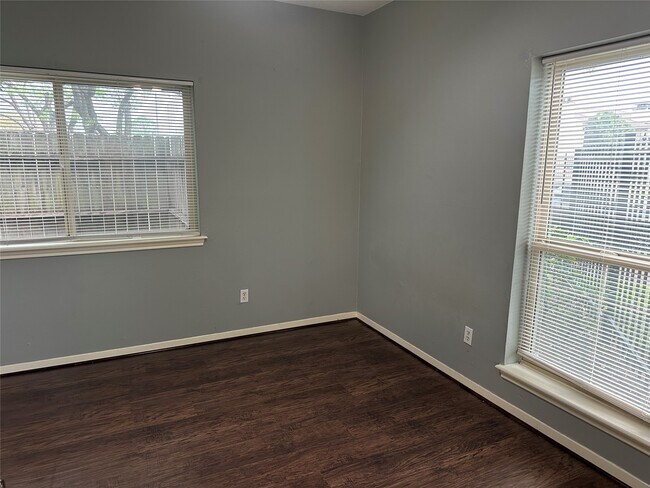 Building Photo - 10161 Oakberry St