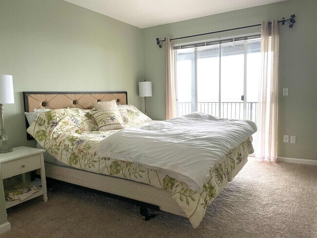 Building Photo - Elegant 4 bedroom 2.5 bath home, Completely Furnished