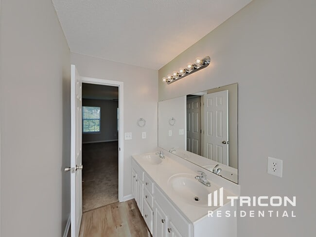 Building Photo - 324 Valley Heights Ln