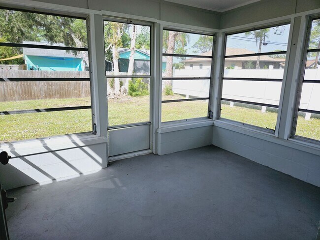 Building Photo - Annual Unfurnished Cute Florida Home with a private backyard for enjoying the Florida Lifestyle! ...