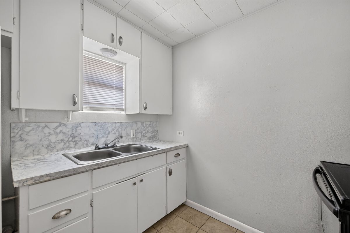 Building Photo - 1120 Valley View Dr