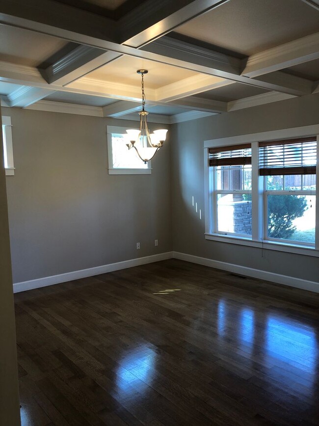 Building Photo - 4 Bedroom / 2.5 Bathroom Home in SE Bend