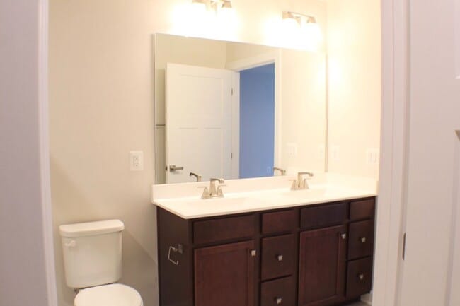 Building Photo - 105 S Peak Dr