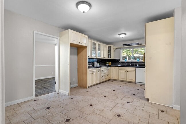 Building Photo - 2121 Sunrise Trail