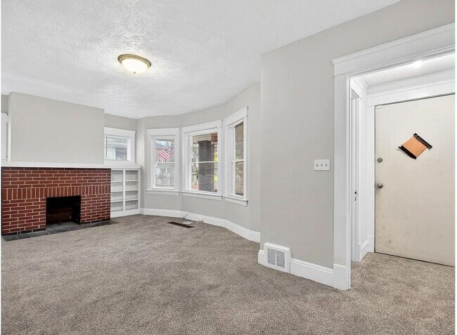 Building Photo - Spacious 5-bedroom, 2-bath single-family home