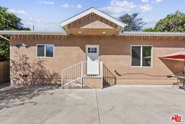 Building Photo - 6715 Cedros Ave