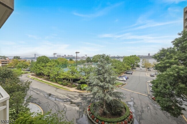Building Photo - 1055 River Rd