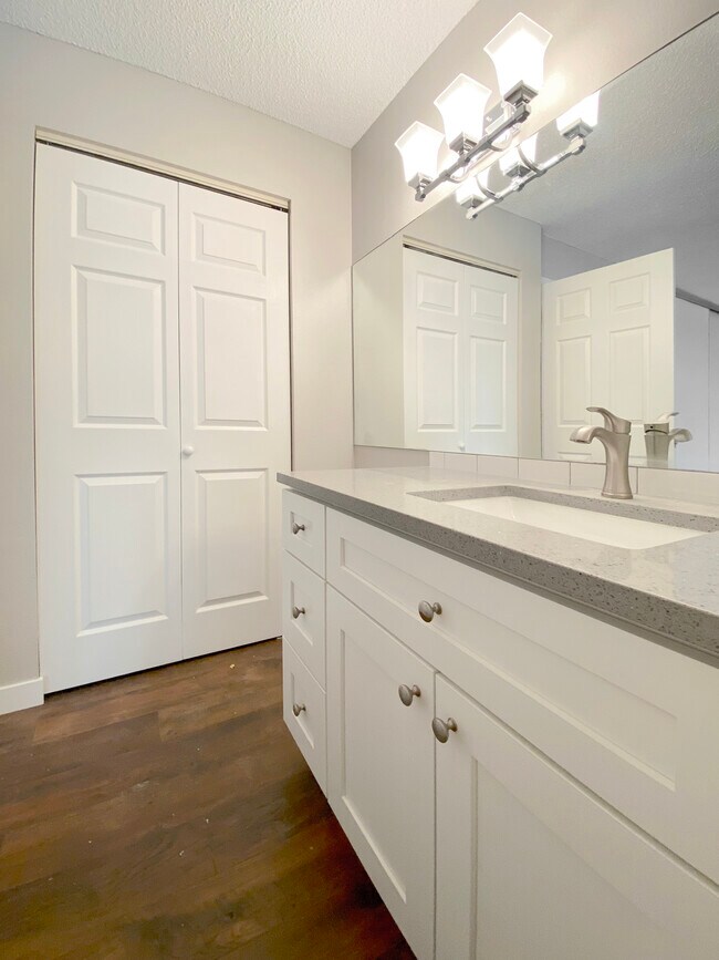 Building Photo - 2225 S Jasmine St