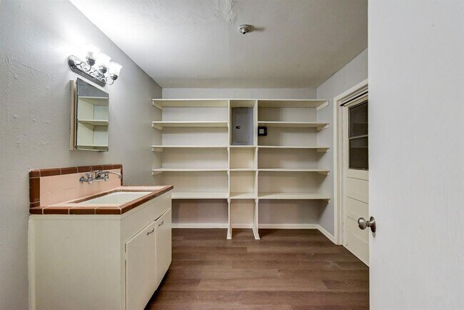 Building Photo - 803 Rosewood Dr