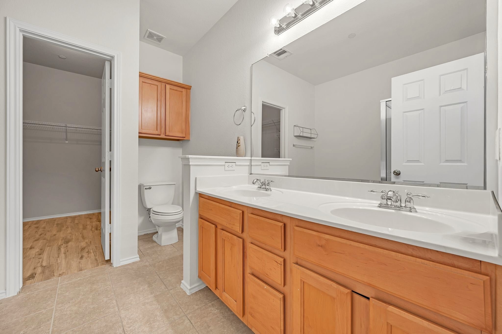 Master bath with twin sinks - 9201 Brodie Ln