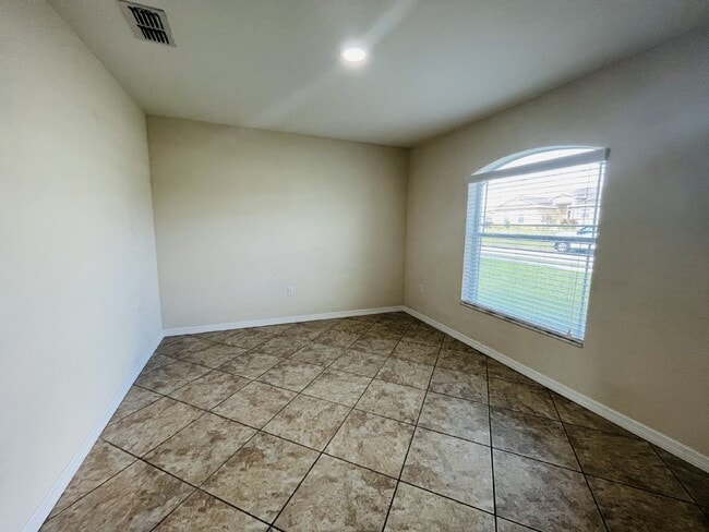 Building Photo - 3 Bedroom Single Family in South Lakeland ...