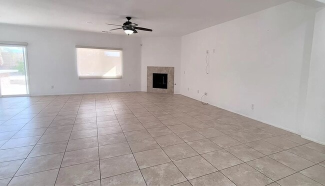 Building Photo - Hidden gem in prestigious community of Palm Desert - Convineant to access from everywhere.