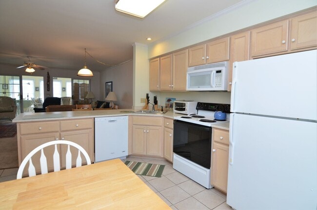 Building Photo - 3 BR, 2.5 BA Versailles Townhouse - Pet Fr...