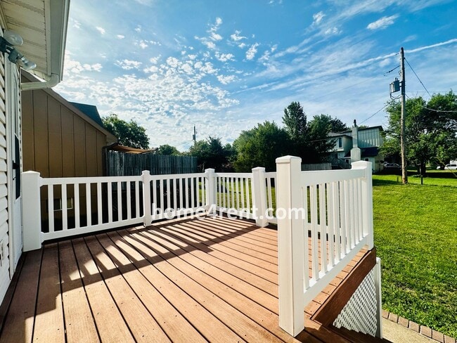 Building Photo - Updated Kitchen, Composite Deck and Refrig...