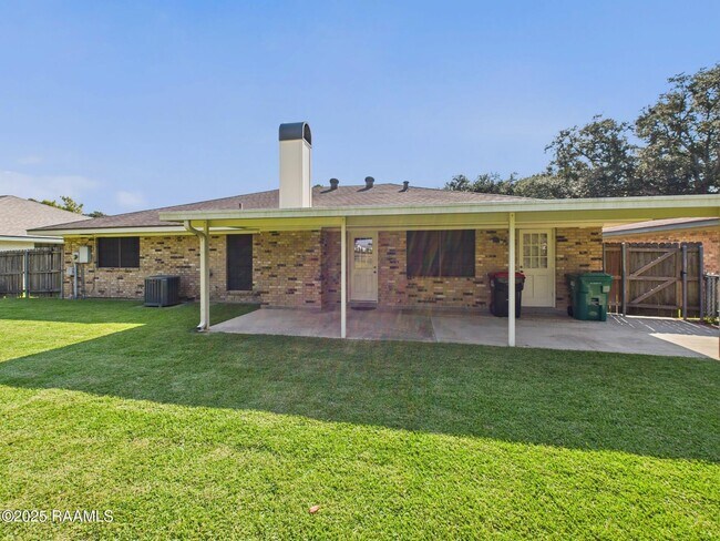 Building Photo - 302 Lark Dr