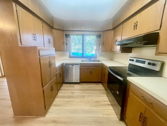 Building Photo - 3269 N Weller Ave